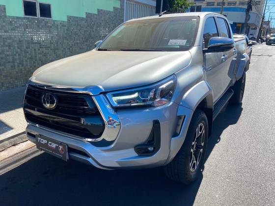 TOYOTA HILUX 2.8 D-4D TURBO DIESEL CD SRX PLUS 4X4 AUTOMÁTICO